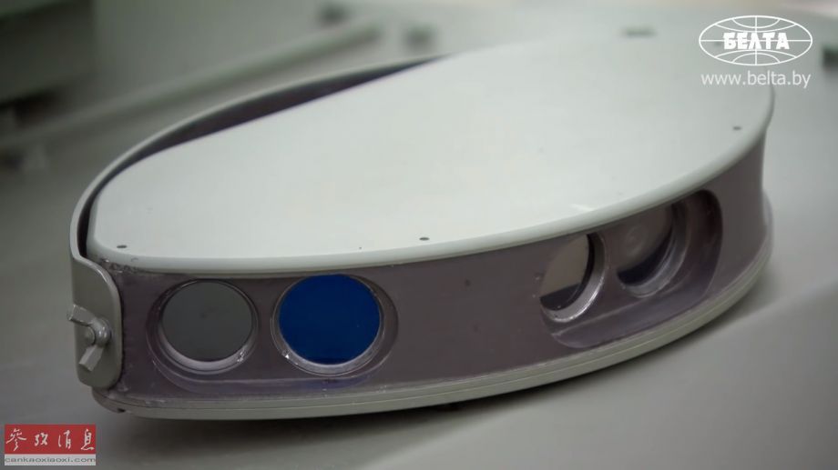 在无人战车的车头位置安装有一个多用途光电传感器，还采用了多镜头配置，可覆盖车前近似180度的视野。