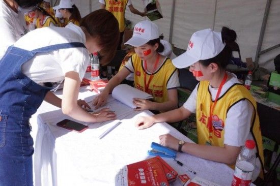 微笑是长马最美的名片 大学生志愿者成靓丽风