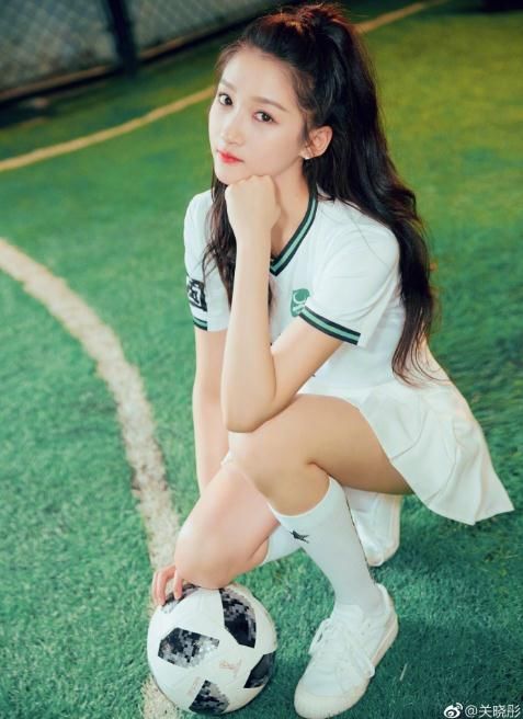 关晓彤穿短裙参加足球授旗仪式,网友:这大长腿