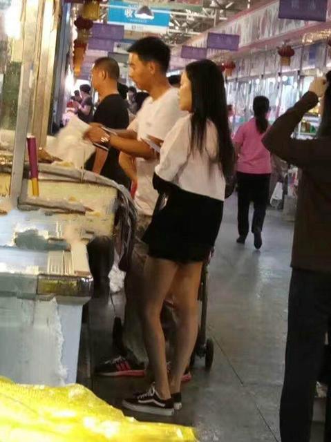 李小璐现身北京三源里菜市场