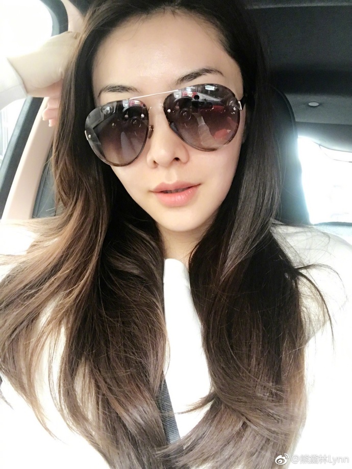 熊黛林嘟嘴卖萌大眼抢镜 将头发挽起颇具古典气质