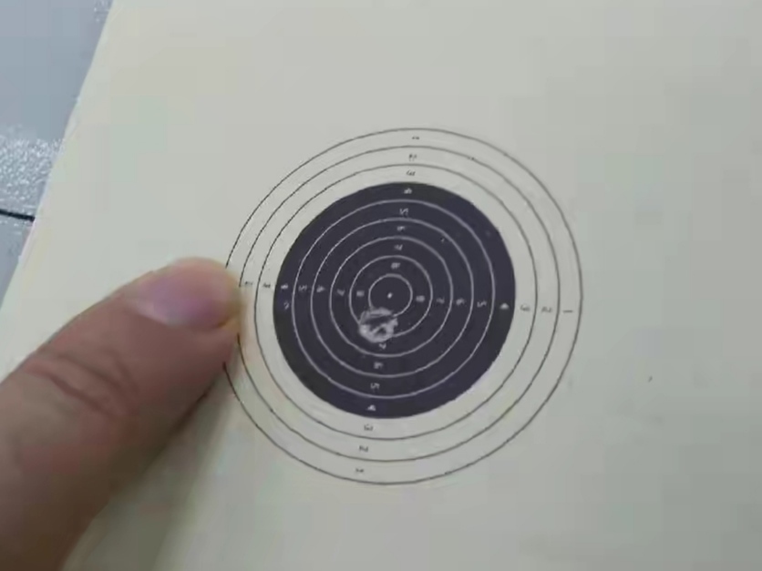 十米气步枪是觇孔式瞄具,有前后两个觇孔,瞄准时要把靶纸上的黑色圆