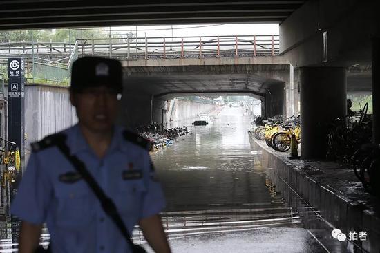 北京市防办报告，截至16日6时，北京市面平均降雨量26毫米，城区平均降雨量24.5毫米，最大降雨量密云张家坟303.4毫米，超过200毫米、100毫米的雨区覆盖面积分别达350和1000平方公里。