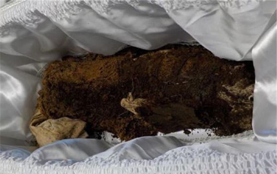 42年来母亲心中一直有个疑问,最终她鼓起勇气挖开儿子的坟墓