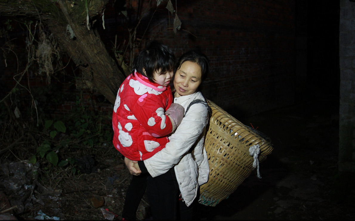 女孩无人照看被关家中 村民从窗户扔馒头喂