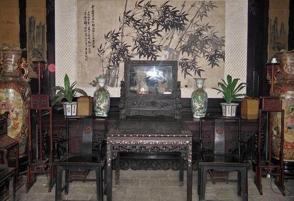 6,客厅不宜摆放古董,刀剑,古董阴气重,刀剑乃凶物,会破坏客厅本来的好