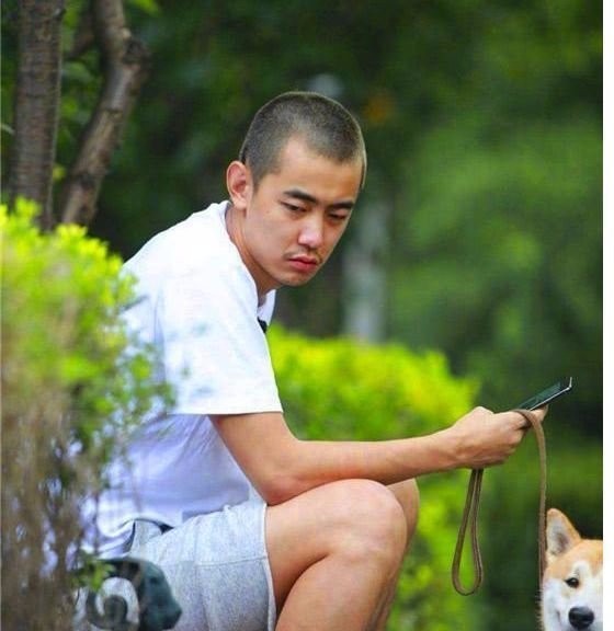 分手风波后 纪凌尘疑录制新综艺《我家那小子》 板寸头造型抢眼