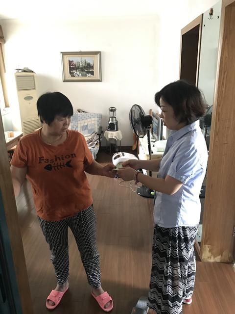 全科社工上门送去老年卡,为空巢老人送上贴心