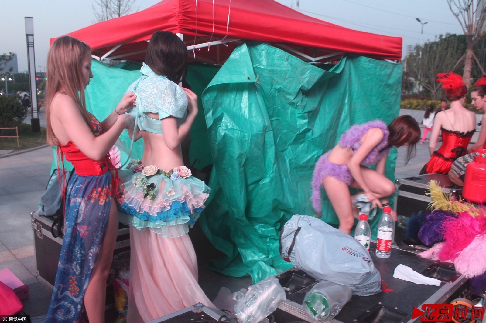 山东洋模当街换衣遭围观 劝别拍照说汉语谢谢