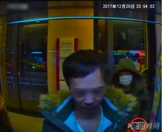 男子ATM机旁实施抢劫 年底看好自己的荷包 男子ATM机旁实施抢劫 年底看好自己的荷包