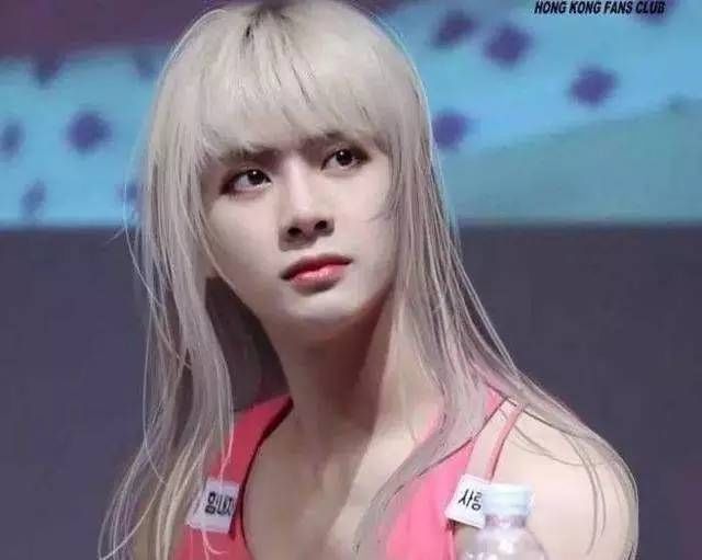 吴亦凡王源女装特别可爱,易烊千玺娇羞,只有他