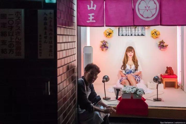 不管你是不是外国人，女孩子都会热情的拉着你的手上二楼。至此，你们的所谓“自由恋爱”就开始了。