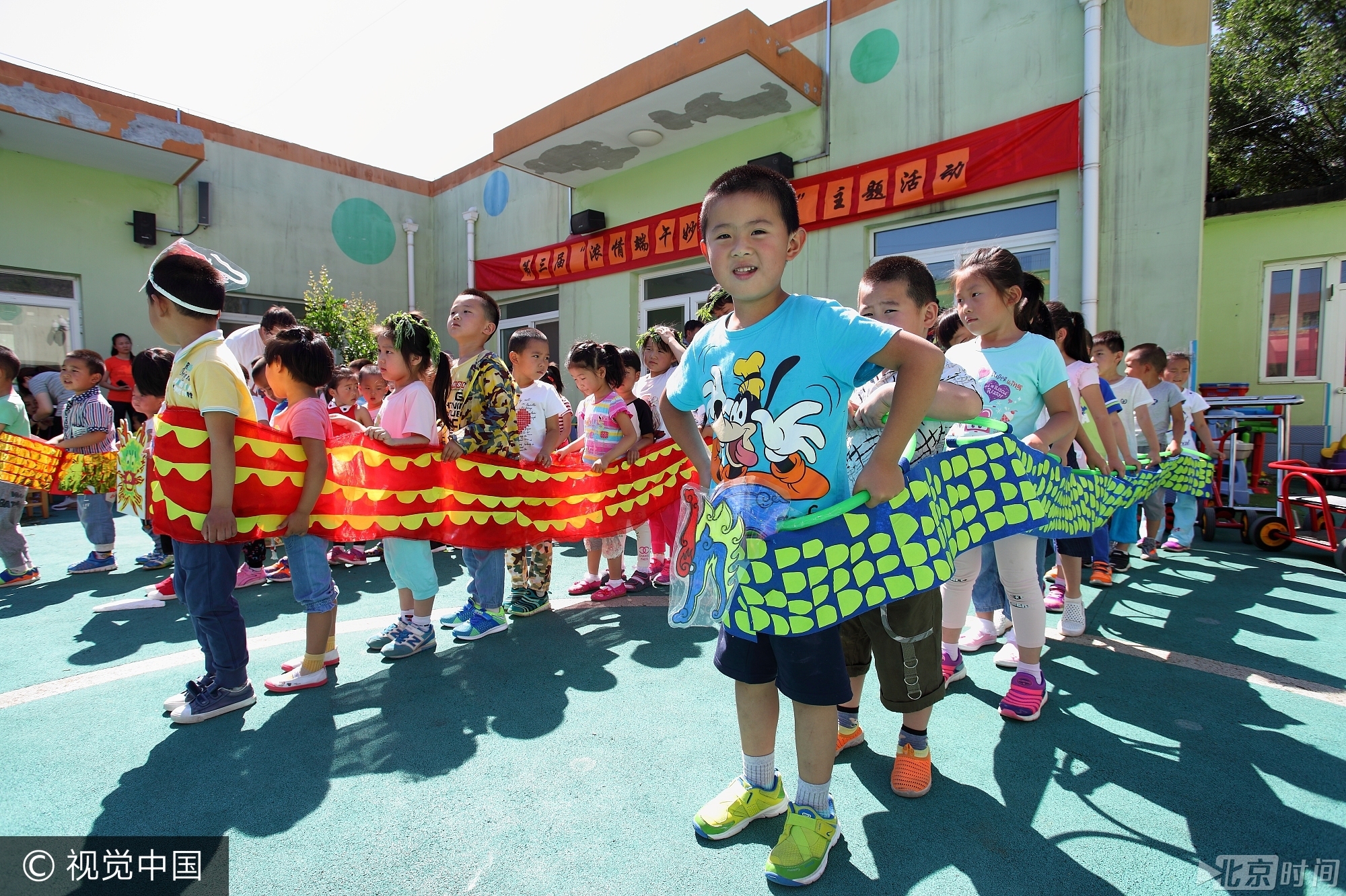 活动现场内容丰富，小孩子们都玩疯了， 孩子们用雄黄酒在小孩脑门上画王字、用艾草编花环、包粽子、制作香囊、画钟馗、赛龙舟等精彩不断， 孩子们的笑声充满着整个校园。