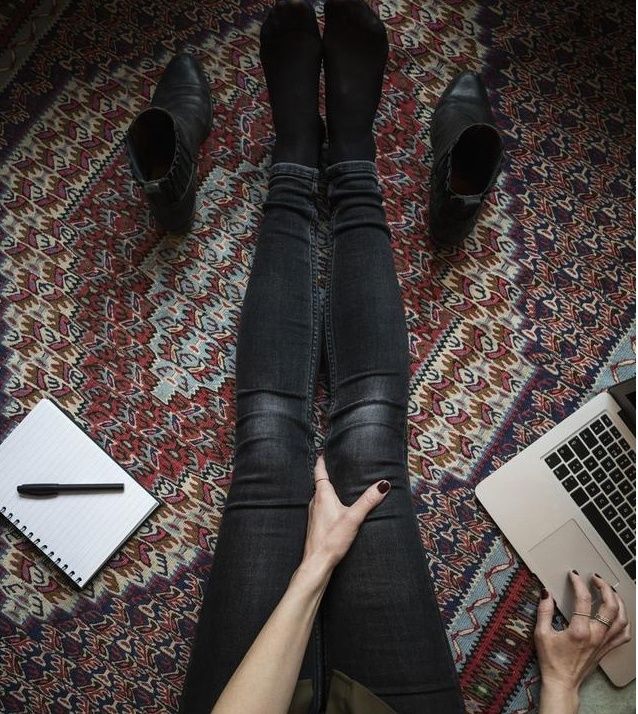 农村小伙通过自媒体赚钱,买房买车,就靠蹭热点