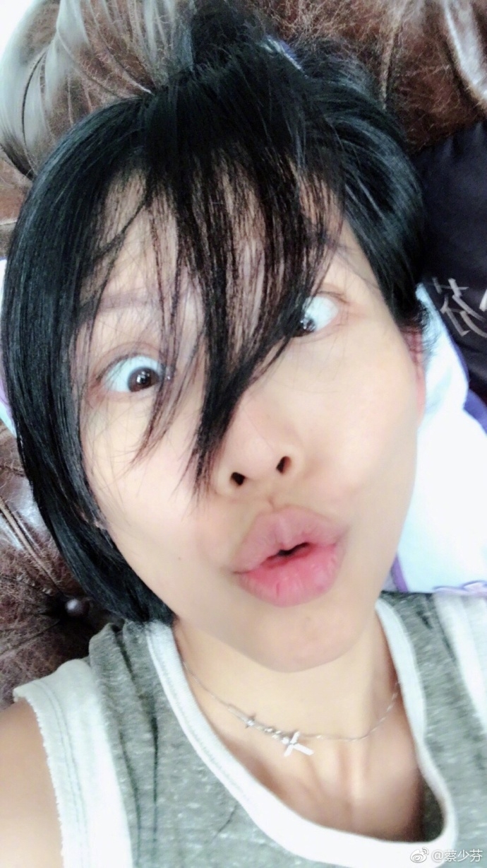 蔡少芬晒搞怪素颜自拍 娘娘,咱们的偶像包袱真的不要了吗