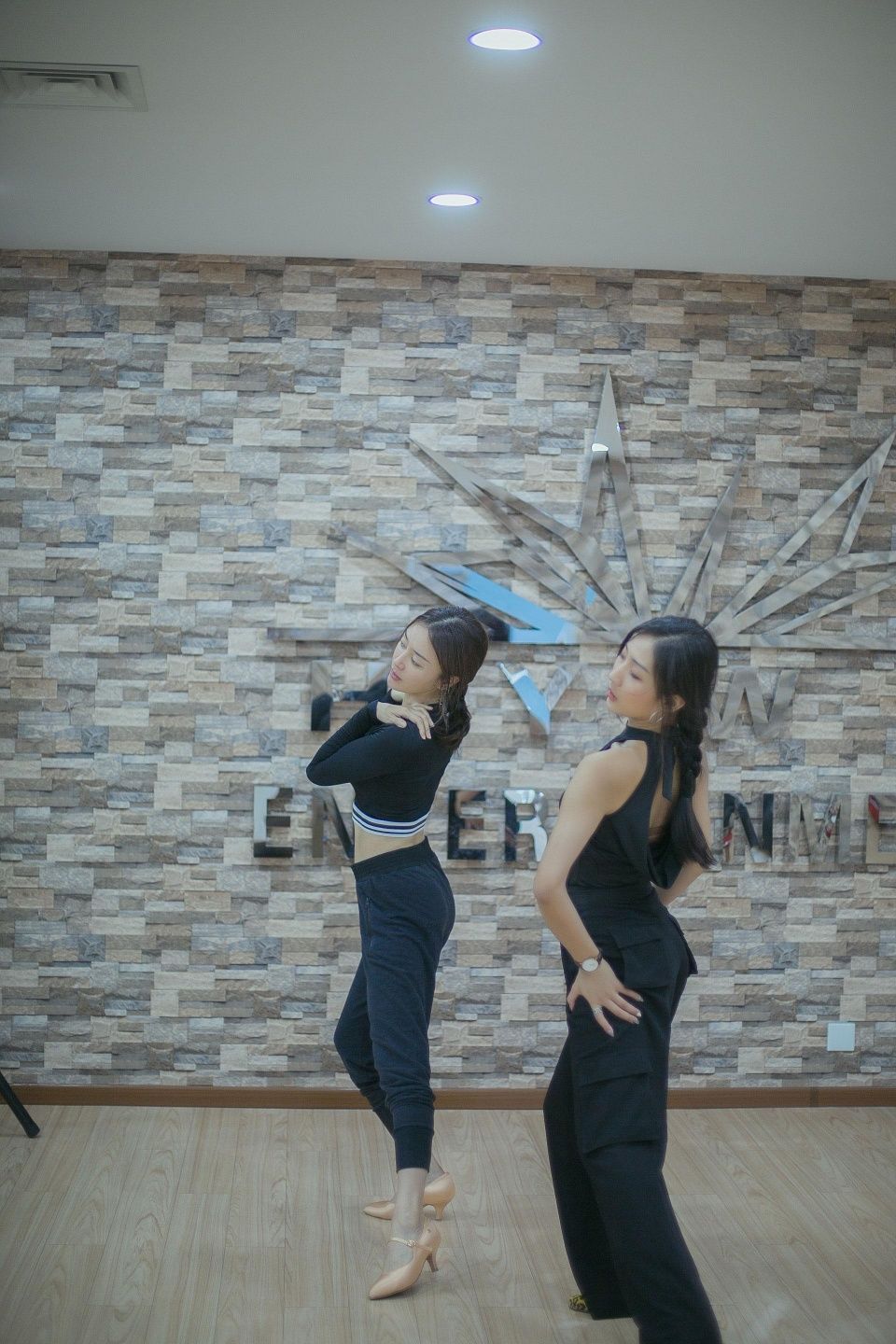 秦岚素颜苦练舞蹈 香汗淋漓大秀纤细小蛮腰