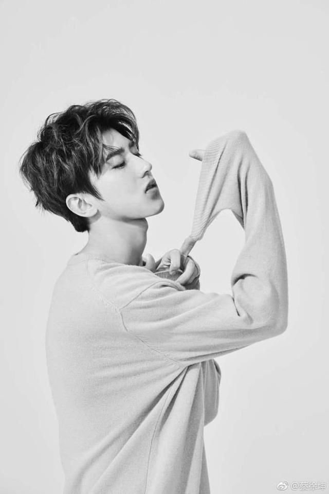 妖孽型男孩蔡徐坤大量素颜照片流出 居然很帅