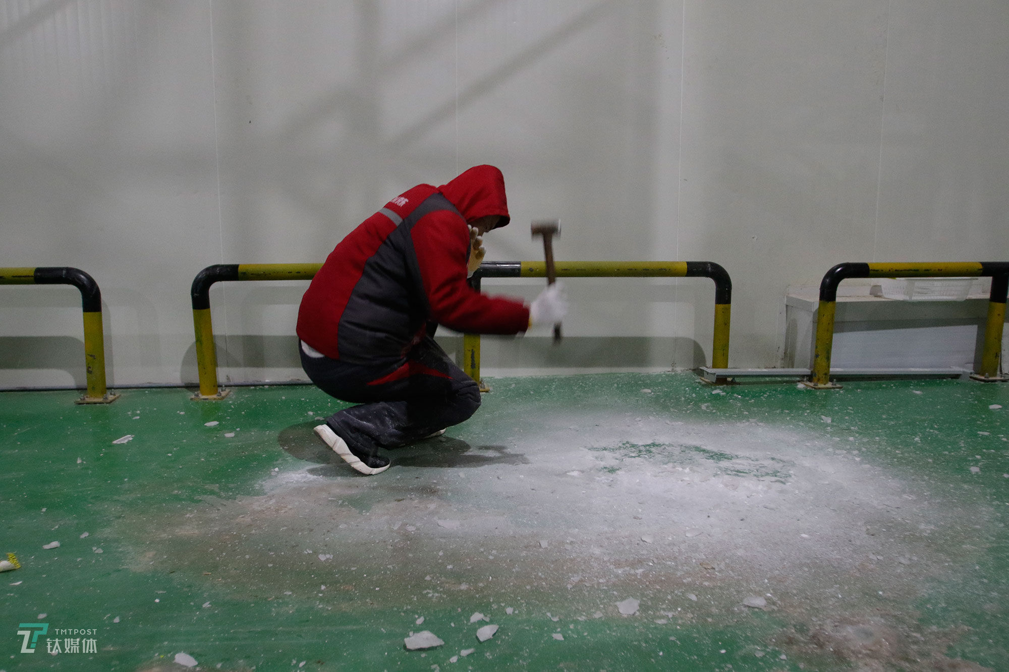 探访京东冷冻仓库:拣货员寒冬里作业,酷暑中取