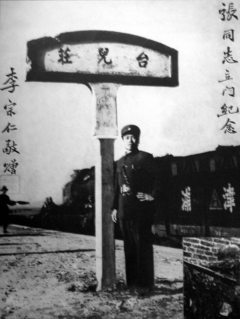 1929年1月，南京国民政府正式颁布了《陆军军常服暨礼服暂行条例》，首次对陆军服装进行了统一规定。中原大战后，南京国民政府又于1931年4月颁布《陆军官佐及士兵等级表》，新式军服开始在中央军中实行。南京国民政府时期的新军服样式基本上沿用了北伐时期中山服的样式，但也受日本军服与德国军服的影响，此时期制服的变化最明显的是军帽。由于北伐时期所戴的大檐帽制作不易，且不符合野外实战需求，因而出现了一种圆筒型布制小帽。（图为身着新式军服的李宗仁）