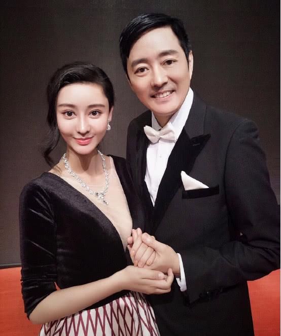 何承熹挺着大肚子参加朋友婚礼,网友直呼怀孕速度火箭都赶不上!