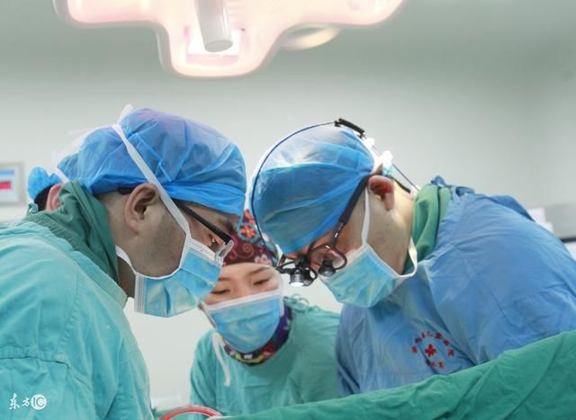 产妇剖腹产下双胞胎后腹痛难忍多年,打开肚子