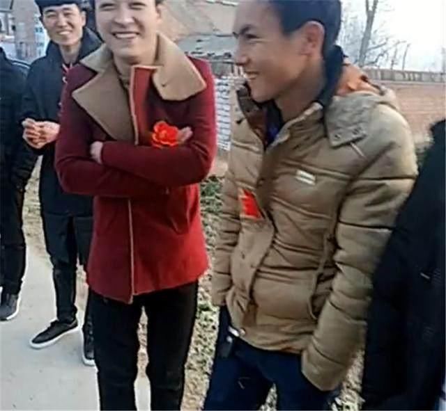 一群农村小伙找不到对象,胸前戴红花,春节站村