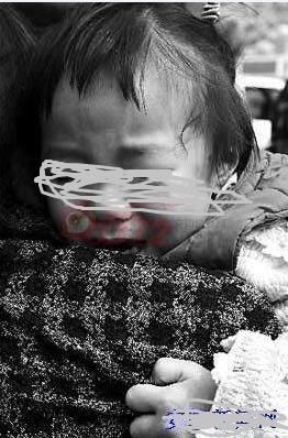 两岁孩子半夜哭闹,奶奶检查孩子身体,不顾儿子