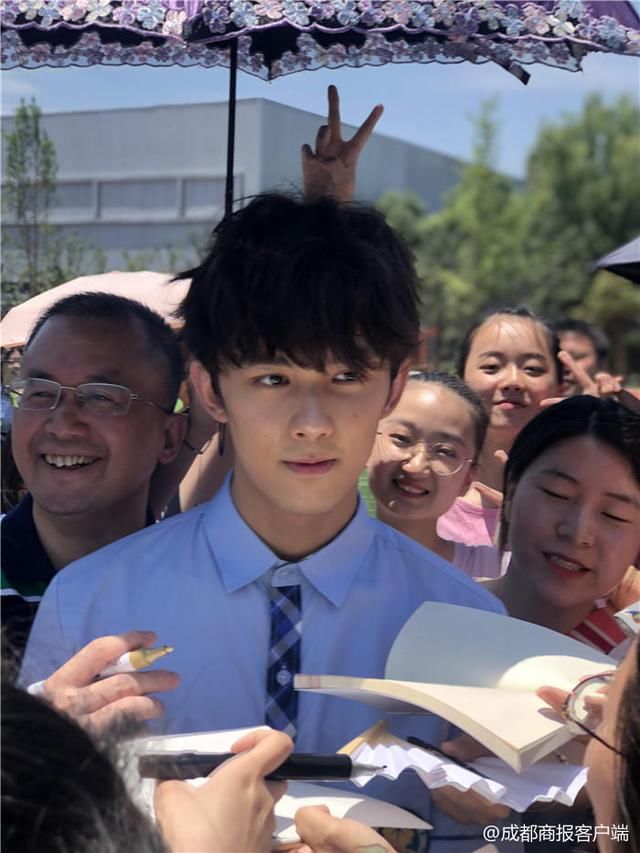 吴磊回成都列五中学拍毕业照 用一首诗祝福全