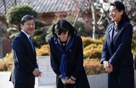 日本爱子公主很优雅,彬彬有礼的向鞠躬致谢.