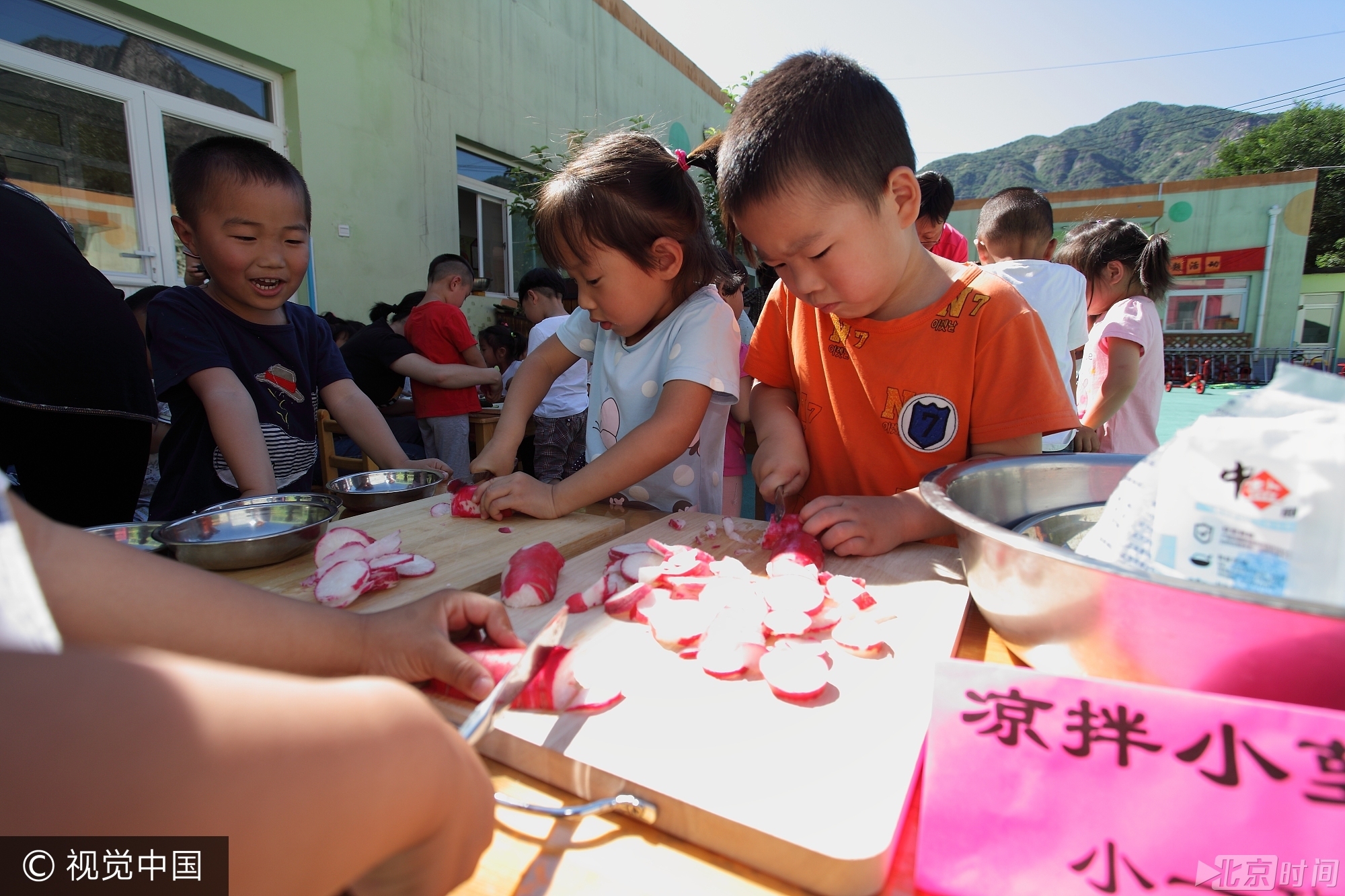 活动现场内容丰富，小孩子们都玩疯了， 孩子们用雄黄酒在小孩脑门上画王字、用艾草编花环、包粽子、制作香囊、画钟馗、赛龙舟等精彩不断， 孩子们的笑声充满着整个校园。