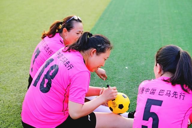 巴马夜晚明星足球赛 看浦玮白洁 让我们体验多