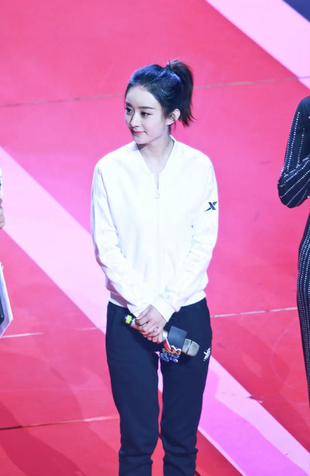 赵丽颖扎马尾穿运动装亮相活动肤白貌美,颖宝