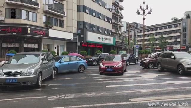 四川南充:消防通道被阻塞,消防车撞开违停小车