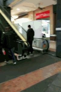 搞笑GIF:自从买了这个机器人,孩子再也不哭闹