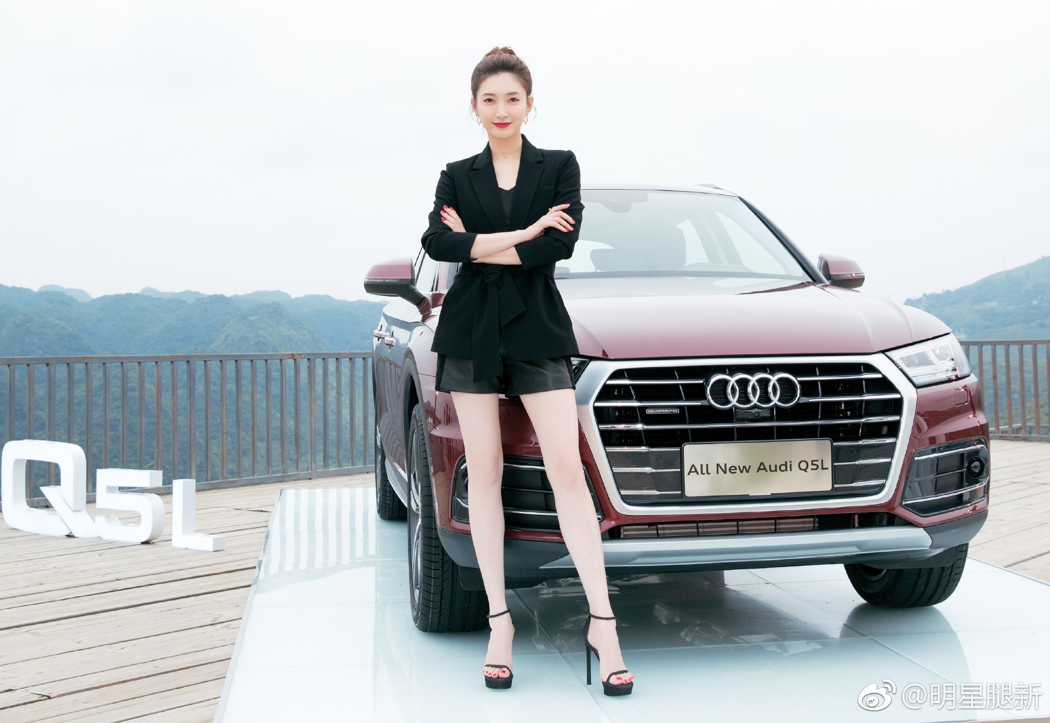 江疏影穿12公分一字带高跟鞋,搭配短裤 白皙美