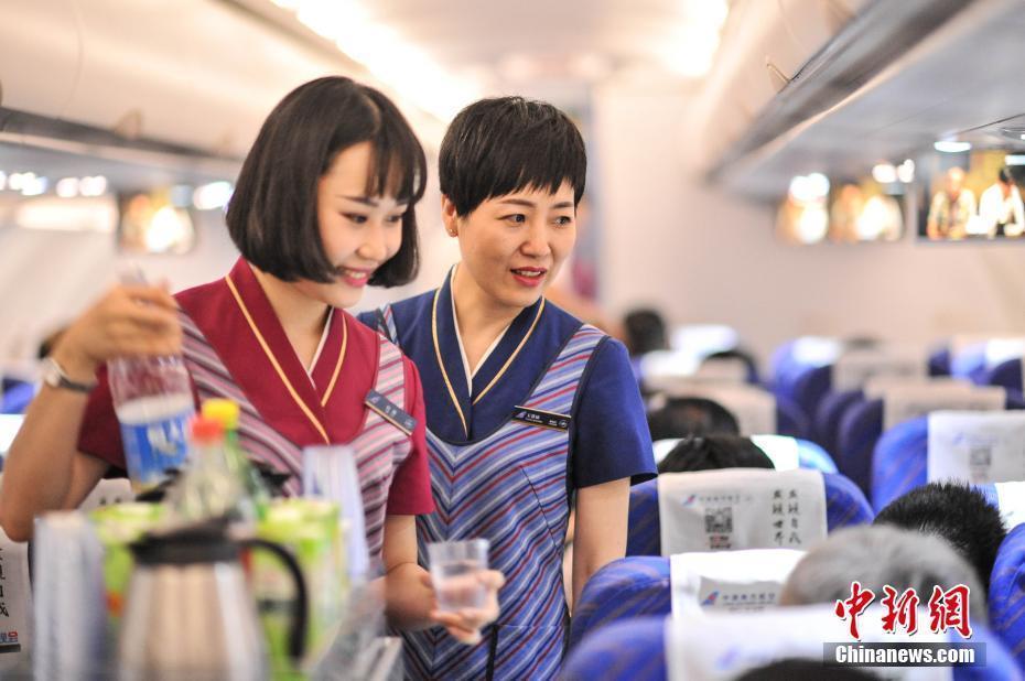 温馨!90后乘务员与母亲同飞 温馨!90后乘务员与母亲同飞