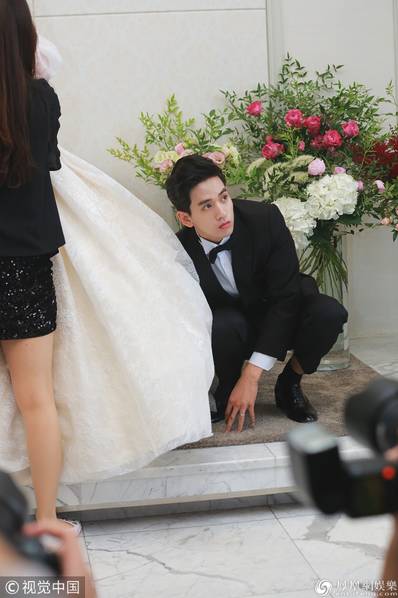 柳弼立贴心为新婚妻子整理婚纱.