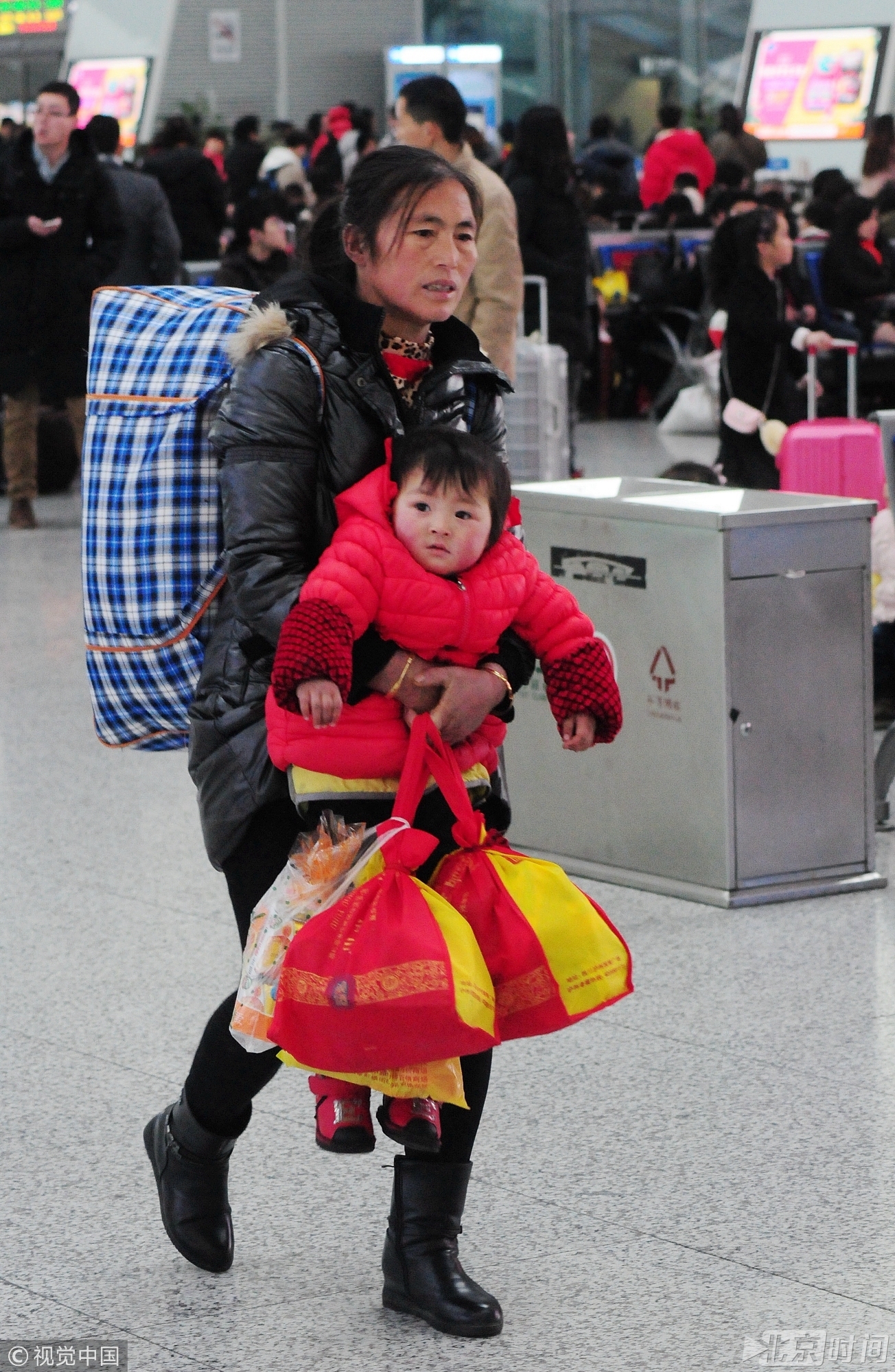 2018年2月13日，农历腊月廿八，已是春运的第13天，节前铁路客流最高峰来临。旅客们在杭州火车东站候车大厅候车，随着农历春节的临近，返乡的人思家心切，回家不仅要带上行李，还要捎上一份浓浓的亲情。买好礼物，带上孩子坐上回家的火车，踏上返乡旅途。连国庆/摄