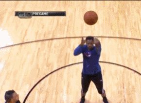 难怪联盟要一再修改规则限制“砍人战术”，小乔丹NBA生涯42.1%的罚球命中率实在太奇葩了。据说小乔丹在罚球训练方面还是很刻苦的，但有图有真相，他在训练中的罚球也是惨不忍睹。