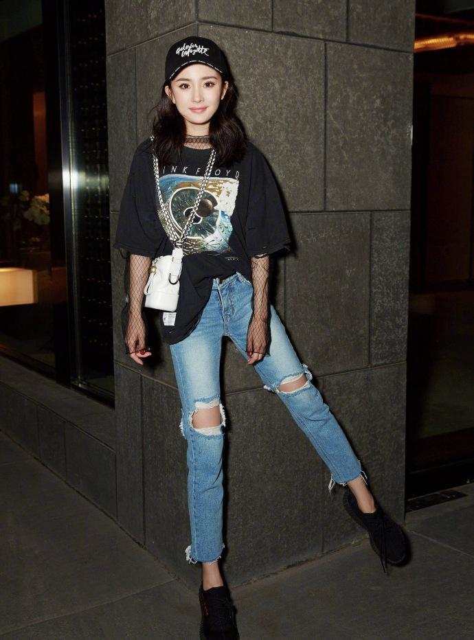 李菲儿穿网袜现身机场腿被冻出青淤, 王丽坤辣