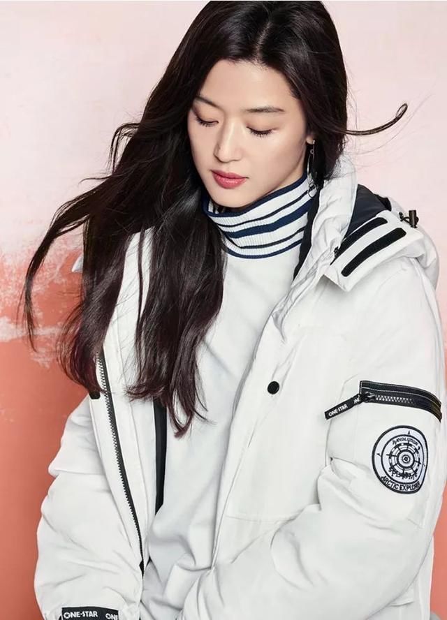 2017冬天,白色羽绒服火了!这样搭配时髦度飙升