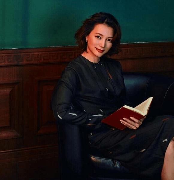 董卿一双高跟鞋走天下!堪称主持界最会过日子