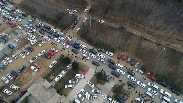 西安白鹿原影视城周边农家一天收停车费上千元