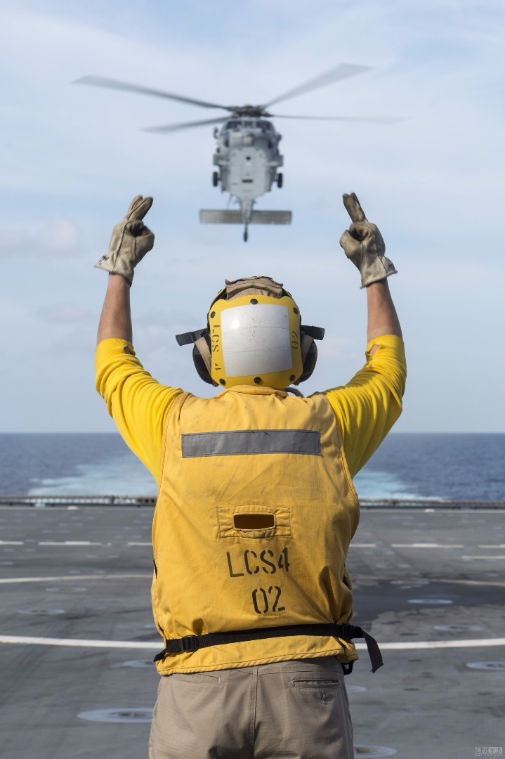 10月14日美国海军黄蜂级两栖攻击舰“好人理查德”号(LHD 6)和惠德贝岛级船坞登陆舰“日耳曼城”号（LSD 42）及两艘伯克级驱逐舰和两艘补给舰组成的舰队继续在南海训练。