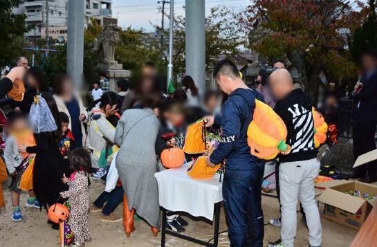 黑帮这么有爱?日本山口组万圣节给儿童发零食 黑帮这么有爱?日本山口组万圣节给儿童发零食