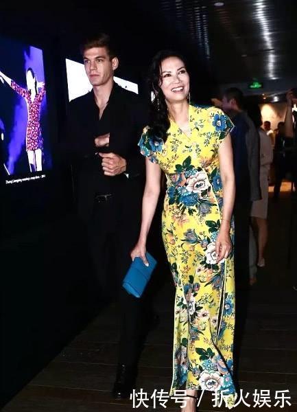 50岁的邓文迪穿着越来越老气,手腕依旧太强,但巅峰不再