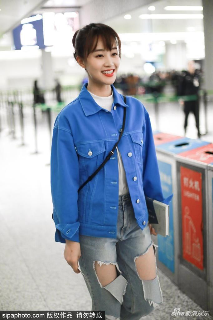 组图:蓝盈莹牛仔外套搭破洞牛仔裤现身机场 扎