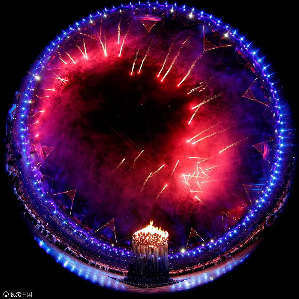 随后两人乘坐直升机“空降”奥运主体育场“伦敦碗”。事实上，乘坐直升机“空降”的并不是女王本人。2012年伦敦奥运会