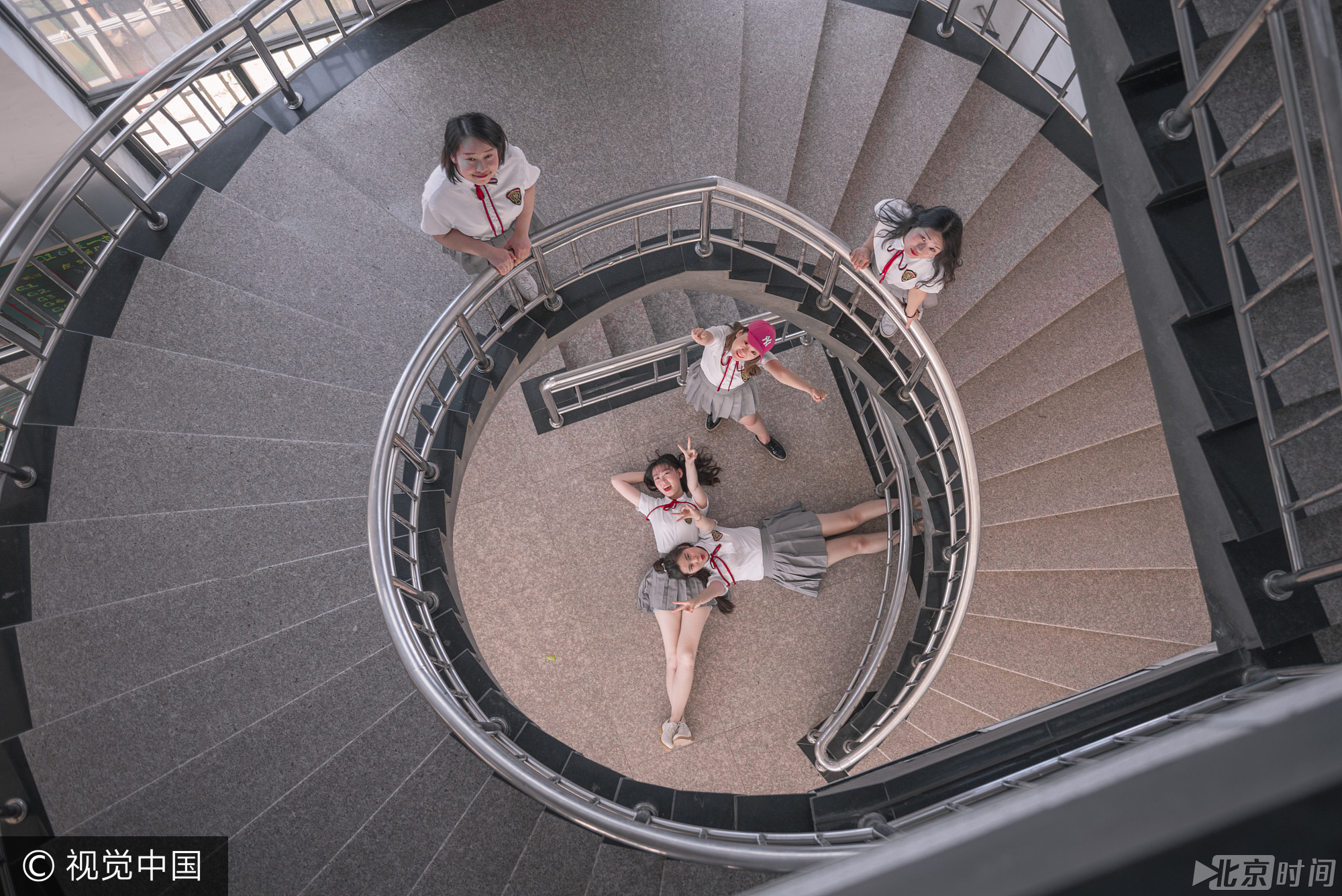 2017年5月23日，太原市，一高校同宿舍5位青春靓丽的毕业生姐妹花身穿清纯校服，在校园里各个值得留恋的角落里拍摄创意毕业照，以此纪念大学四年友谊和逝去的青春。