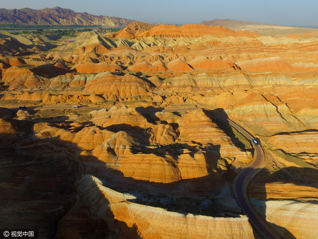 2016年8月6日，甘肃张掖，摄影师航拍张掖丹霞地貌，从空中俯瞰丹霞色彩艳丽场面壮观，震撼人心。